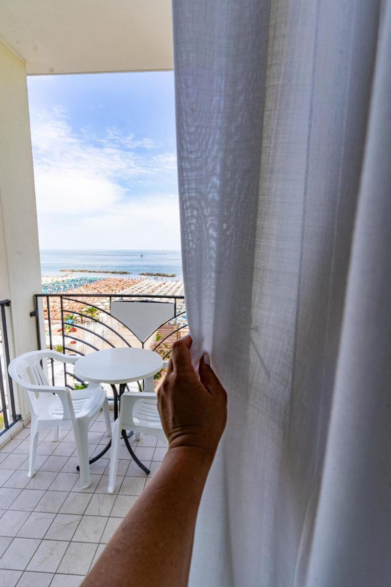 Hotel Prestige Cattolica Luaran gambar