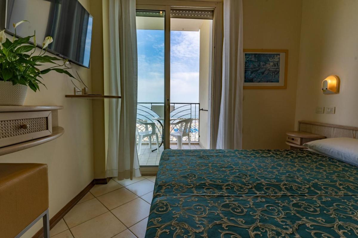 Hotel Prestige Cattolica Luaran gambar